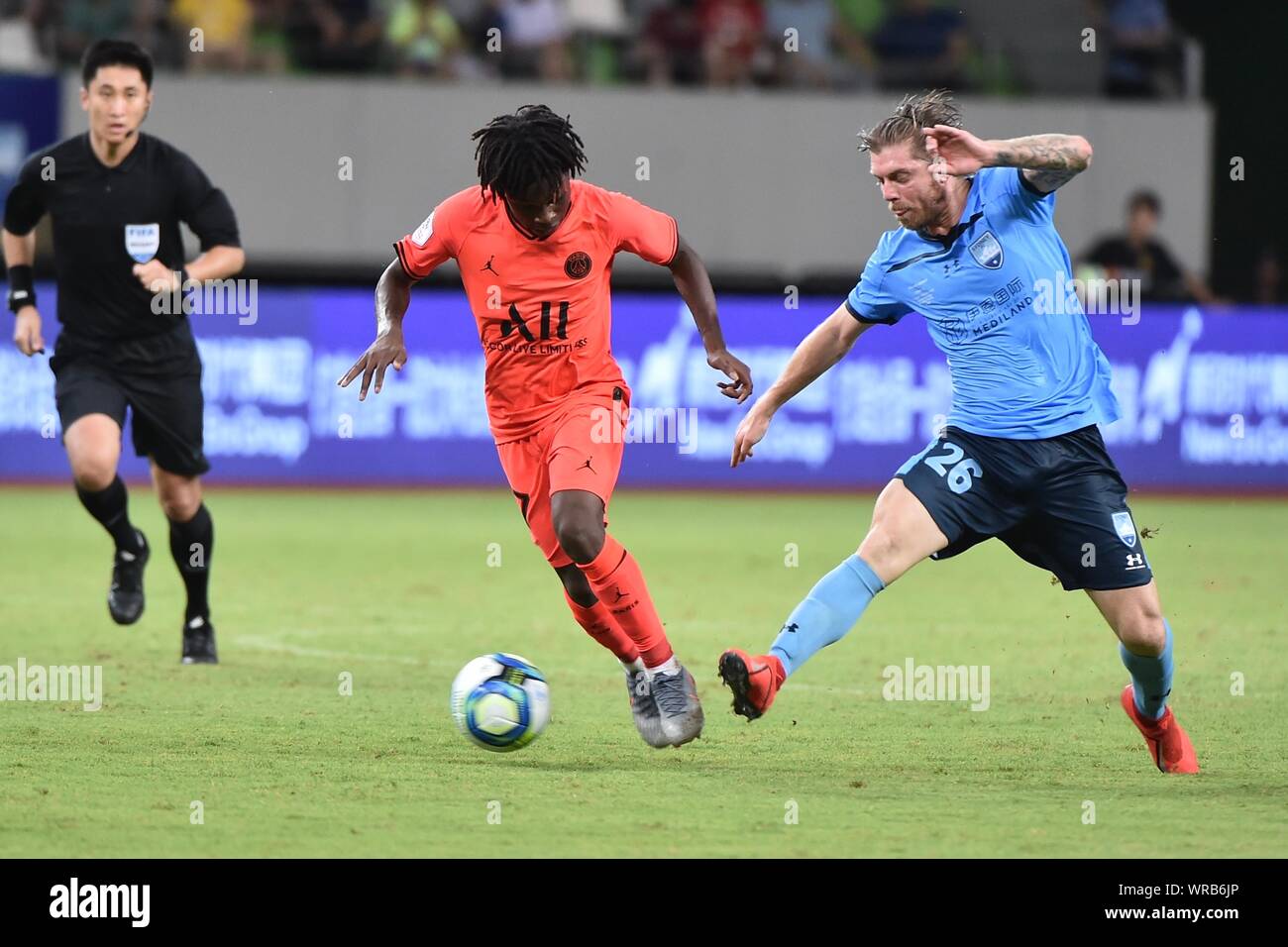 Eric Maxim Choupo-Moting, links, von Paris Saint-Germain Herausforderungen Lukas Brattan von Sydney FC während ihres Gleichen der Internationalen Super Cup 2019 in Stockfoto