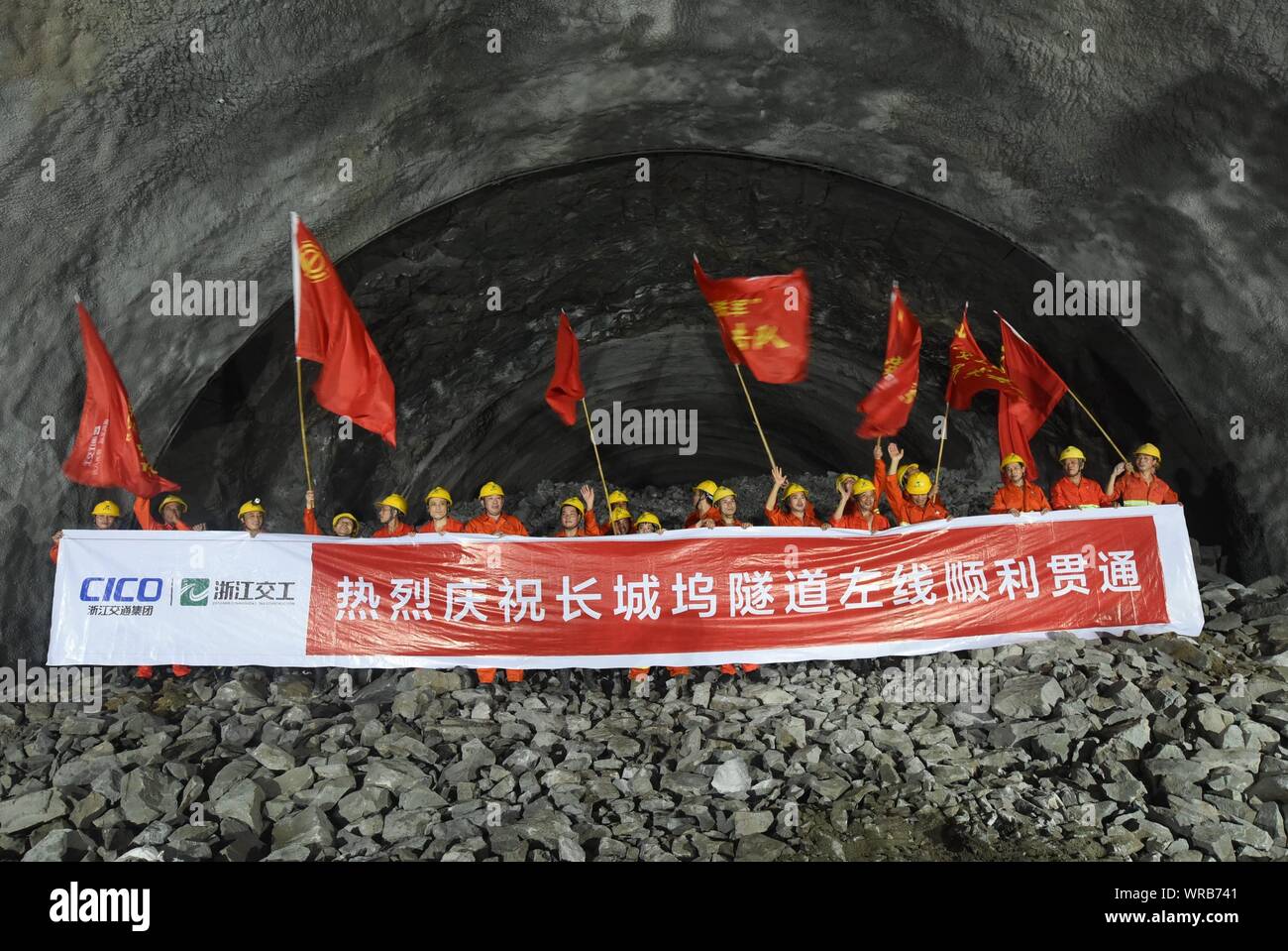 Chinesische Bauarbeiter Feiern nach dem linken Weg der Changchengwu Tunnel durch in Huzhou Stadt brach, der ostchinesischen Provinz Zhejiang, J Stockfoto