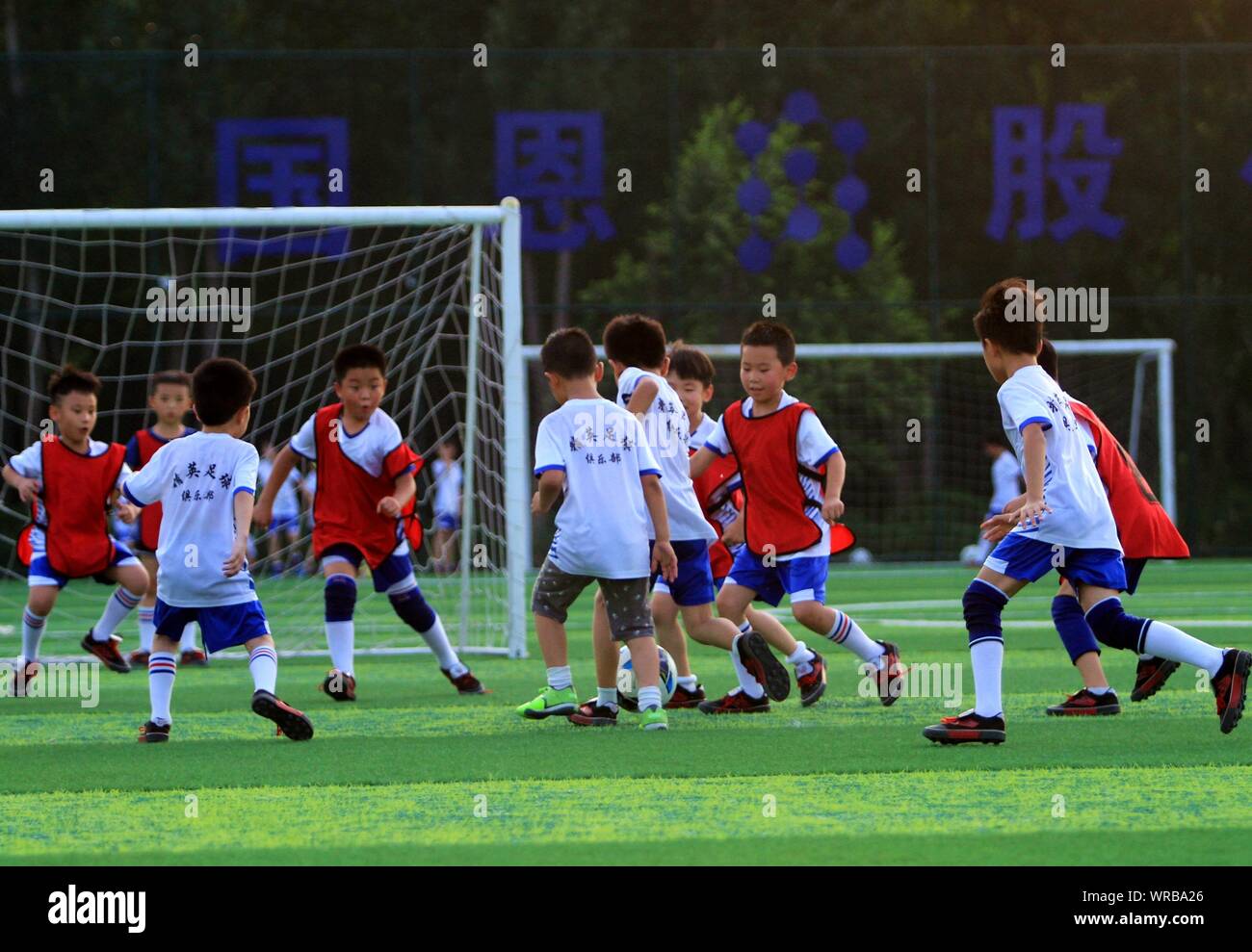 Die jungen chinesischen Jungen Fußball während einer Trainingseinheit auf dem Hof spielen an einem Fußball-Verein in Jize County, nördlich der Stadt Handan, Provinz Hebei, China Stockfoto