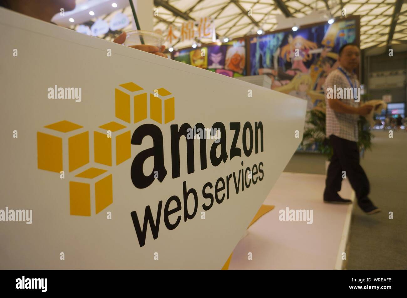 ** Datei ** ein Besucher an den Stand der Amazon Web Services während einer Ausstellung in Shanghai, China, 27.Juli, 2017. Stockfoto