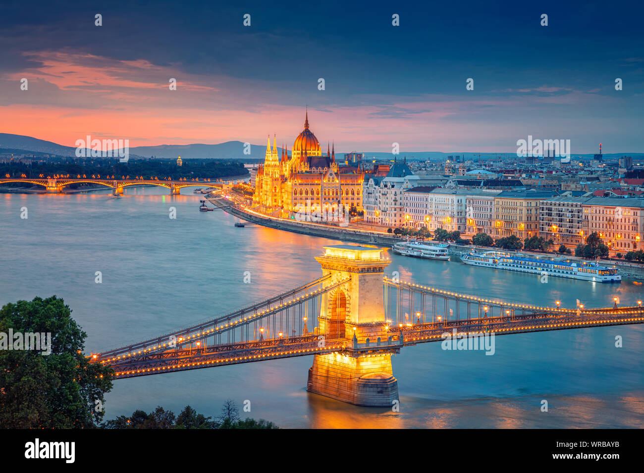 Budapest, Ungarn. Antenne Stadtbild Bild von Budapest Kettenbrücke und Parlamentsgebäude im Sommer Sonnenuntergang. Stockfoto