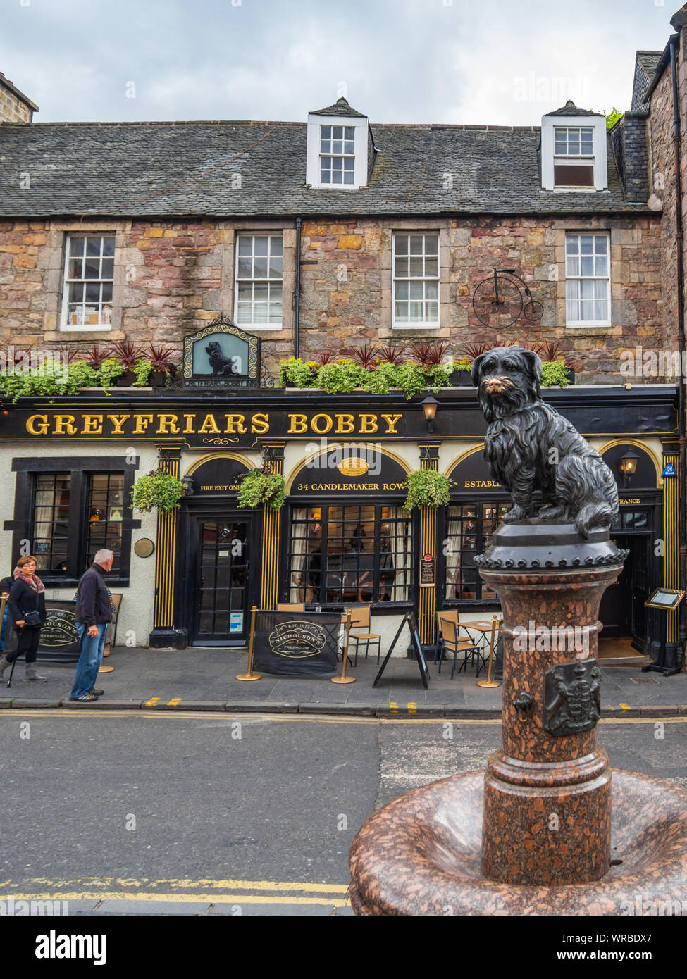 Statue des berühmten treu Skye Terrier Hund Greyfriars Bobby und Pub in der Altstadt von Edinburgh. Stockfoto