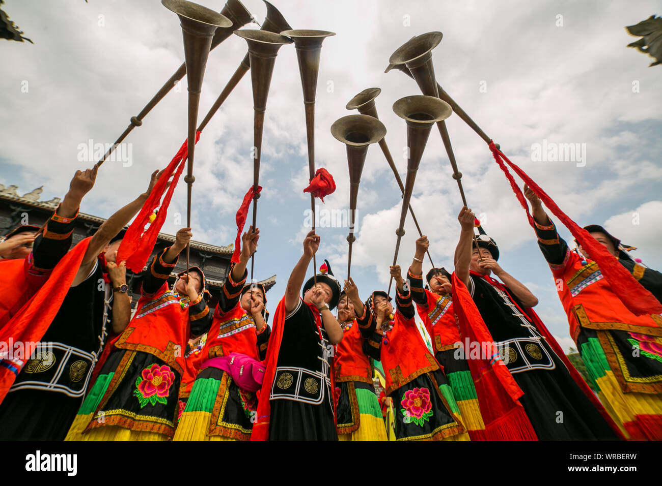 Chinesische Yi schlag Hörner die Fackel Festival der Yi ethnische Minderheit im Landkreis Dafang, bijie Stadt feiern, im Südwesten Chinas Guizhou Provin Stockfoto