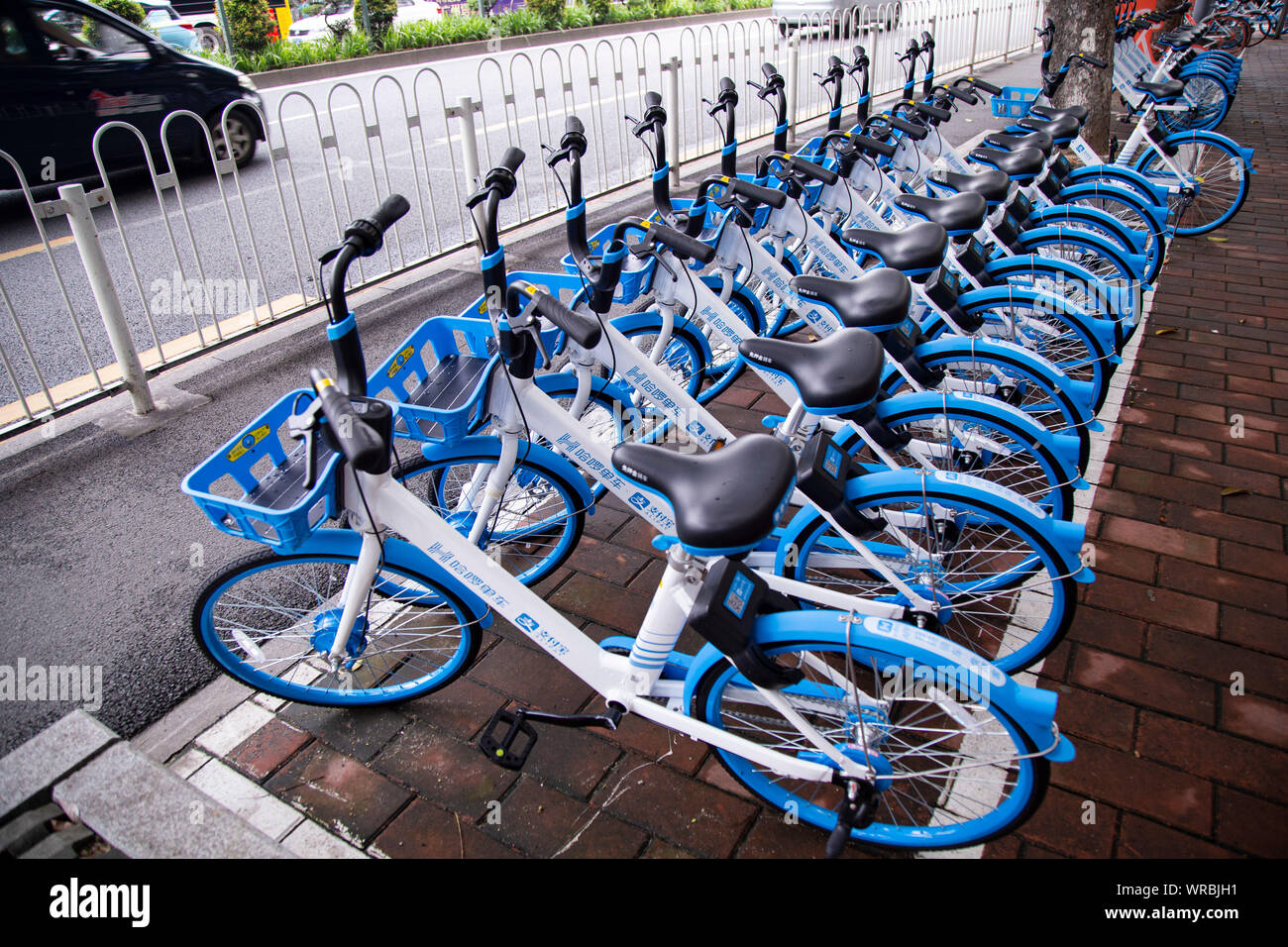 Alipay unterstutzten gemeinsamen Fahrrader Bike sharing service Hellobike entlang der StraBe in der Stadt Guangzhou Provinz Guangdong im Suden Chinas gesaumt Stockfotografie Alamy