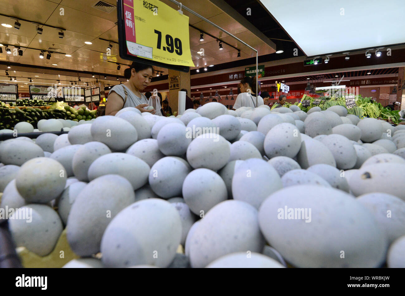 Ein chinesischer Kunde Geschäfte für haltbar gemachte Eier in einem Supermarkt in der Stadt Handan, North China Provinz Hebei, August 9th, 2019. Chinas Verbraucher die Stockfoto