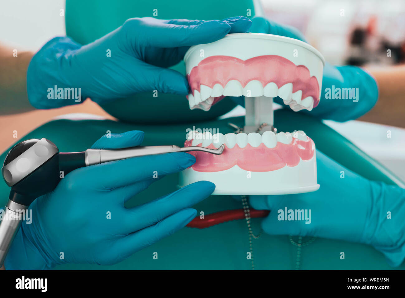 Zähne Behandlung weiß werden. Zahnmedizinische Spannbacken und Luftmenge Ausrüstung Stockfoto