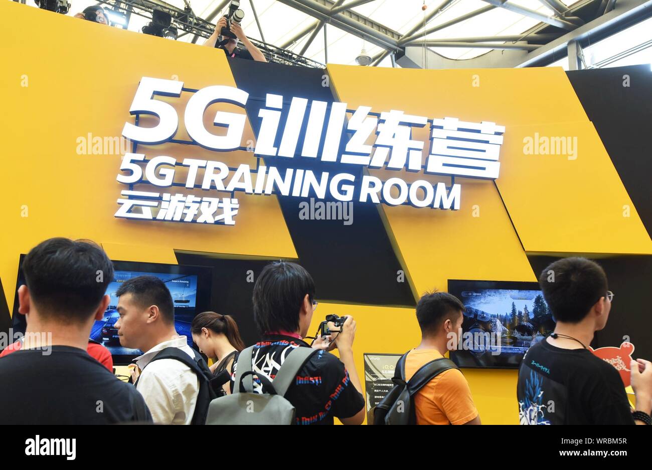 Besucher probieren Sie elektrische Videospiele im 5 G Training Raum während des 17. China Digital Entertainment Expo (ChinaJoy 2019) in Shanghai, China, Aug. Stockfoto