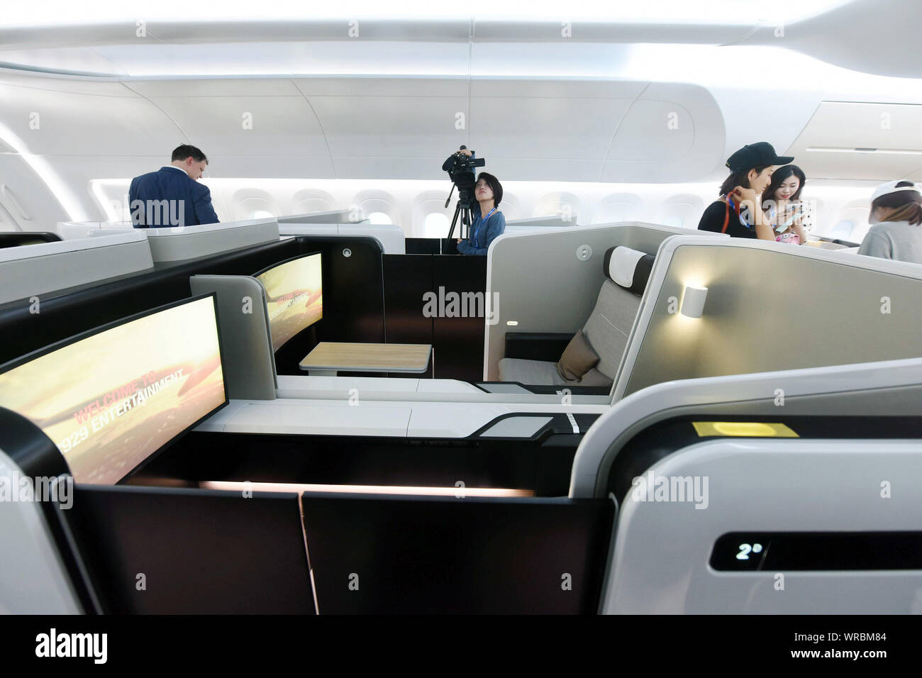 ** Datei ** Besucher sehen das Innere eines Mockup der CR929 Long Range Großraumflugzeuge auf dem Display während der 12. internationalen Luft- und China Stockfoto