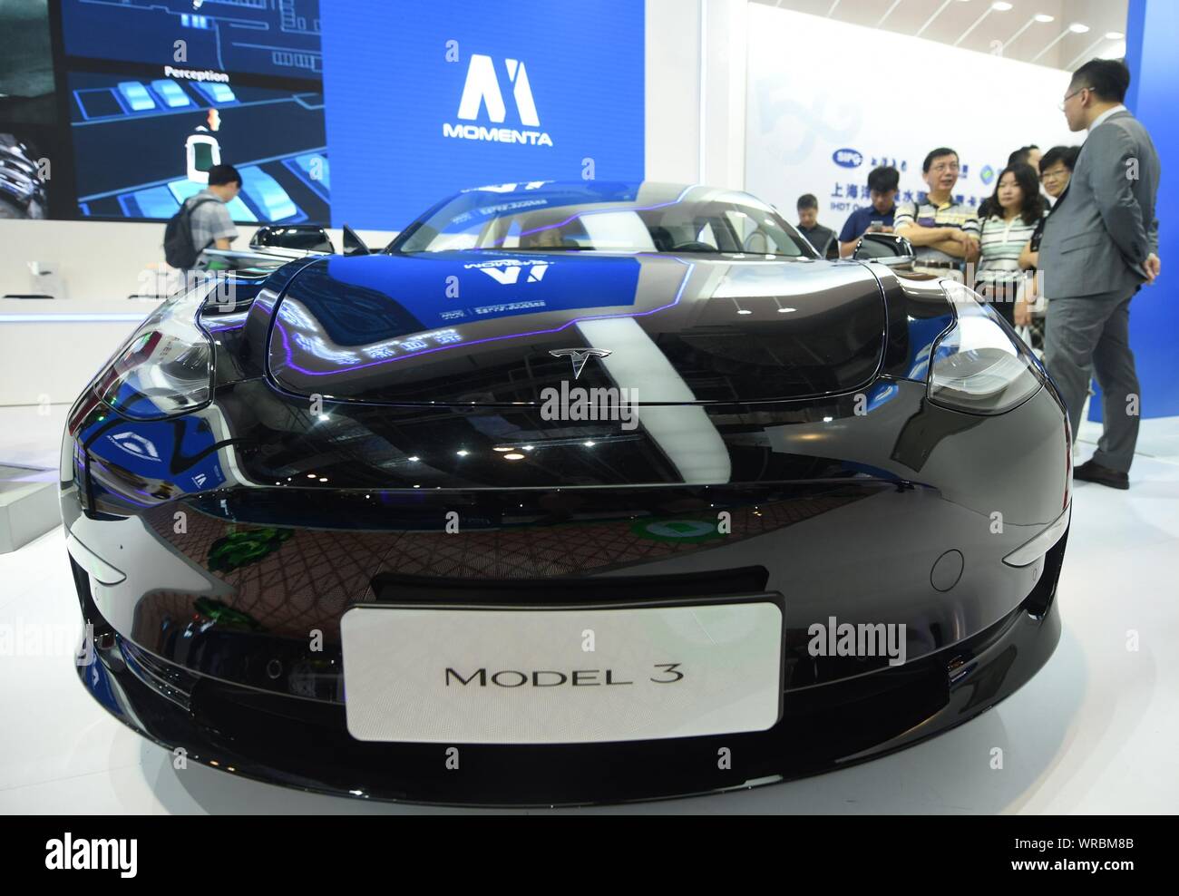 Besucher ausprobieren oder ein Tesla Modell 3 Elektroauto auf Anzeigen in der Welt der künstlichen Intelligenz Konferenz 2019 (WAIC 2019) in Shanghai, Chi Stockfoto