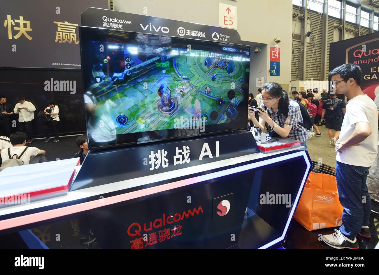 Besucher versuchen, ein Spiel zu Herausforderung KI (künstliche Intelligenz), unterstützt von Qualcomm, VIVO und Tencent während des 17 China digitale Unterhaltung Stockfoto