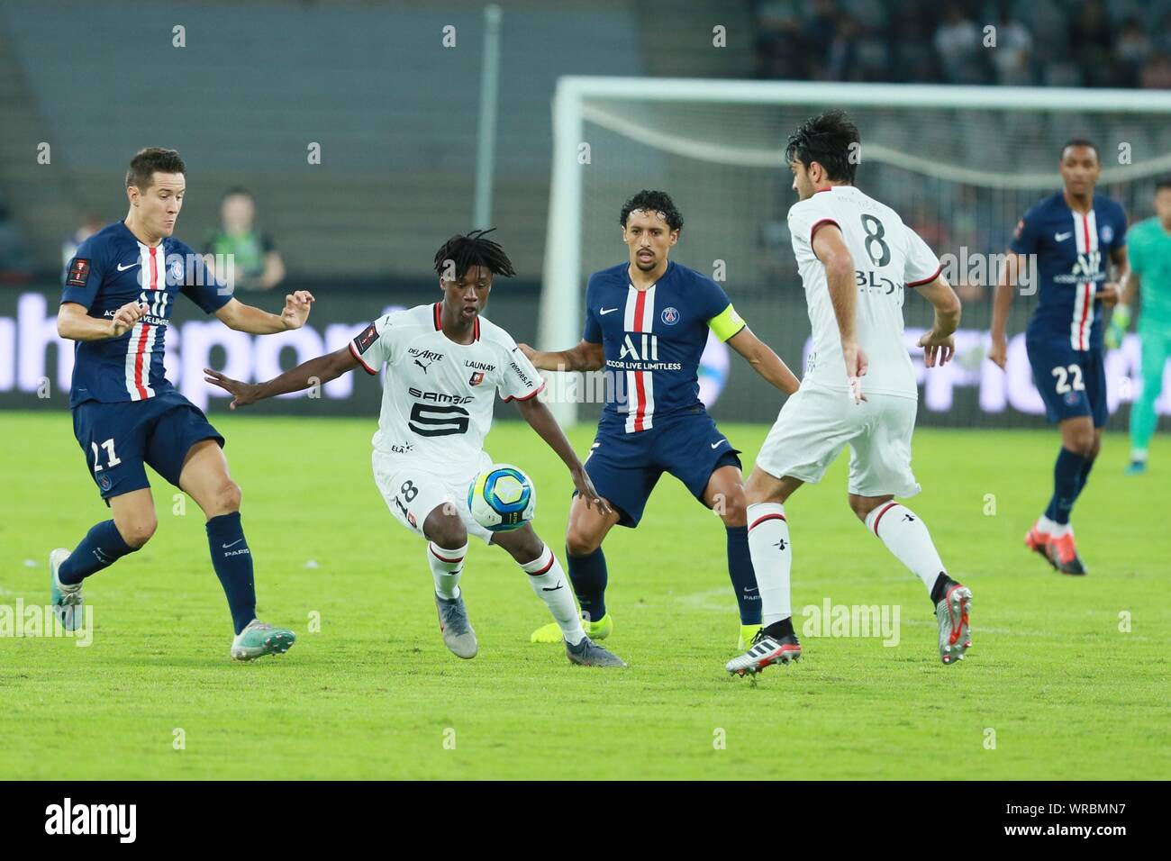 Ander Herrera, Links, und Marquinhos, in der Mitte von Paris Saint-Germain Herausforderung Eduardo Camavinga, zweite Straße links, und Clement Grenier von Stade Rennais dur Stockfoto