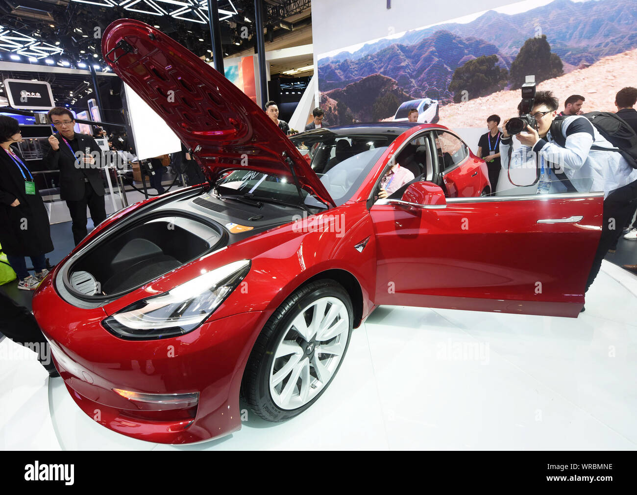 ** Datei ** Besucher ausprobieren und ein Tesla Modell 3 Elektroauto auf der Anzeige, die während der 15. Internationalen Automobil- Ausstellung (Auto China 2018 Stockfoto