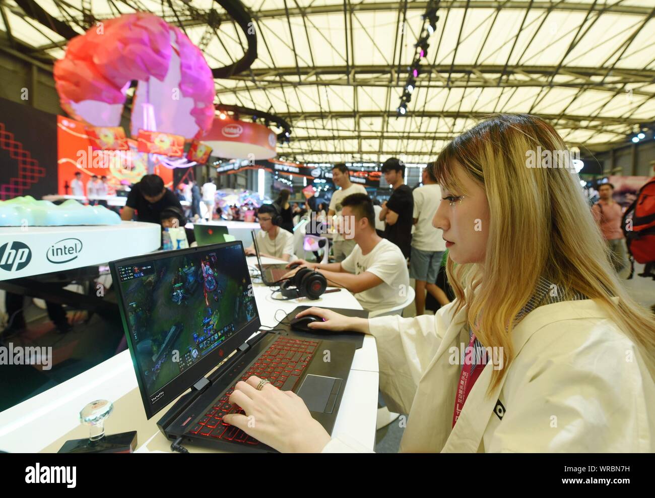Besucher online testen Spiele während des 17 China Digital Entertainment Expo (ChinaJoy 2019) in Shanghai, China, August 2nd, 2019. Stockfoto