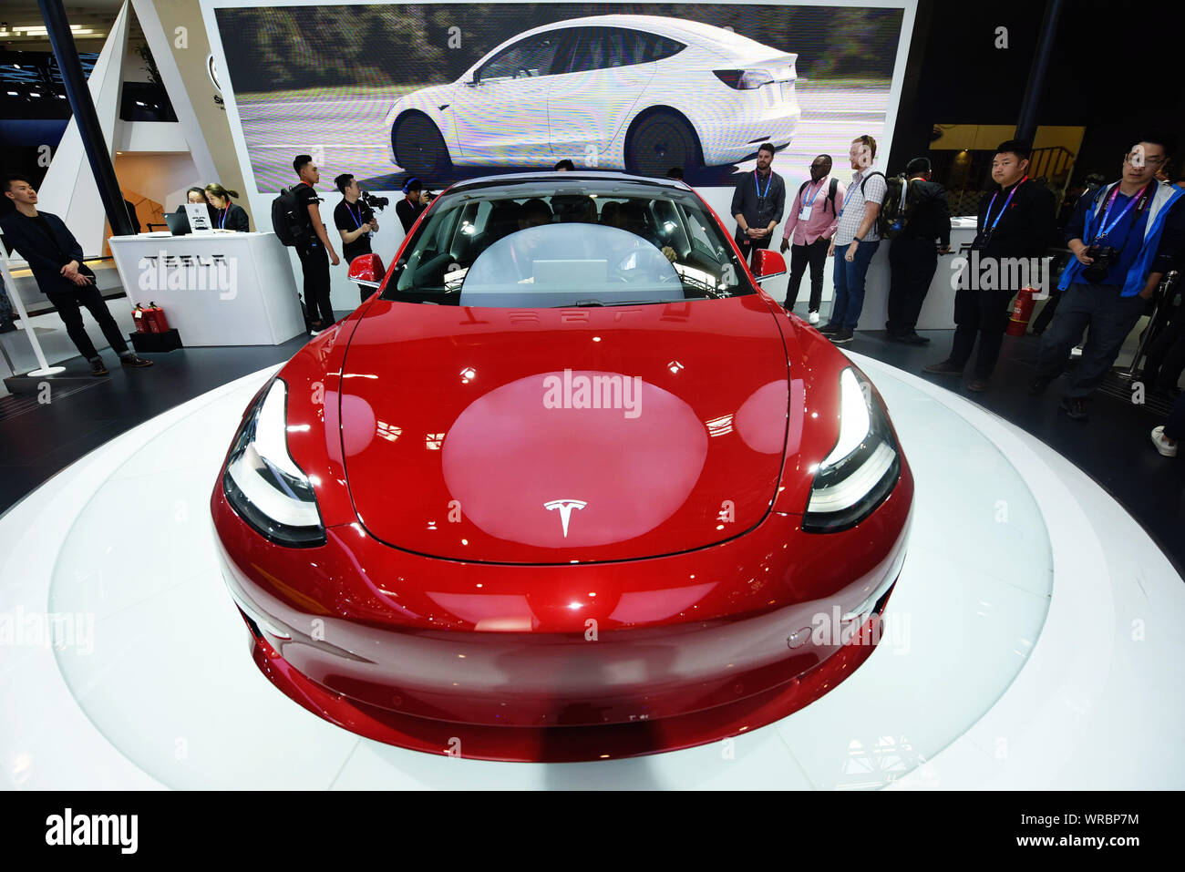 ** Datei ** Besucher ausprobieren und ein Tesla Modell 3 Elektroauto auf der Anzeige, die während der 15. Internationalen Automobil- Ausstellung (Auto China 2018 Stockfoto