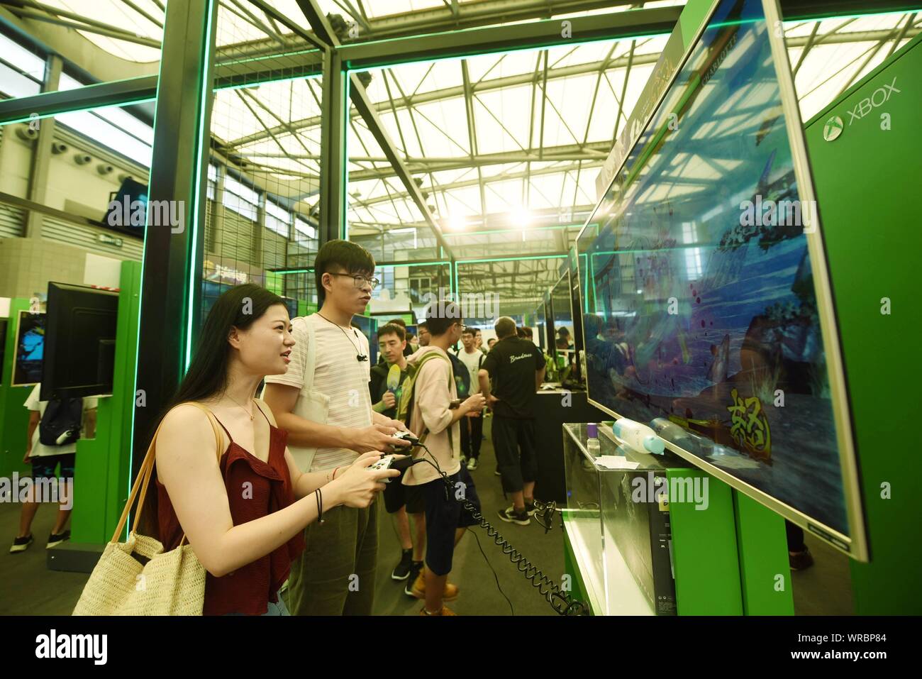 Besucher versuchen, elektronische Spiele für Microsoft X-Box Spielkonsolen im 17. China Digital Entertainment Expo (ChinaJoy 2019) in Shangha Stockfoto