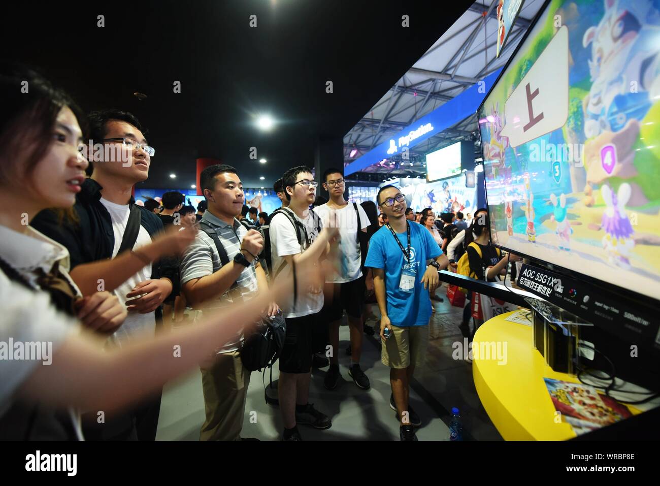 Besucher probieren Sie ein elektronisches Spiel während des 17 China Digital Entertainment Expo (ChinaJoy 2019) in Shanghai, China, August 2nd, 2019. Stockfoto