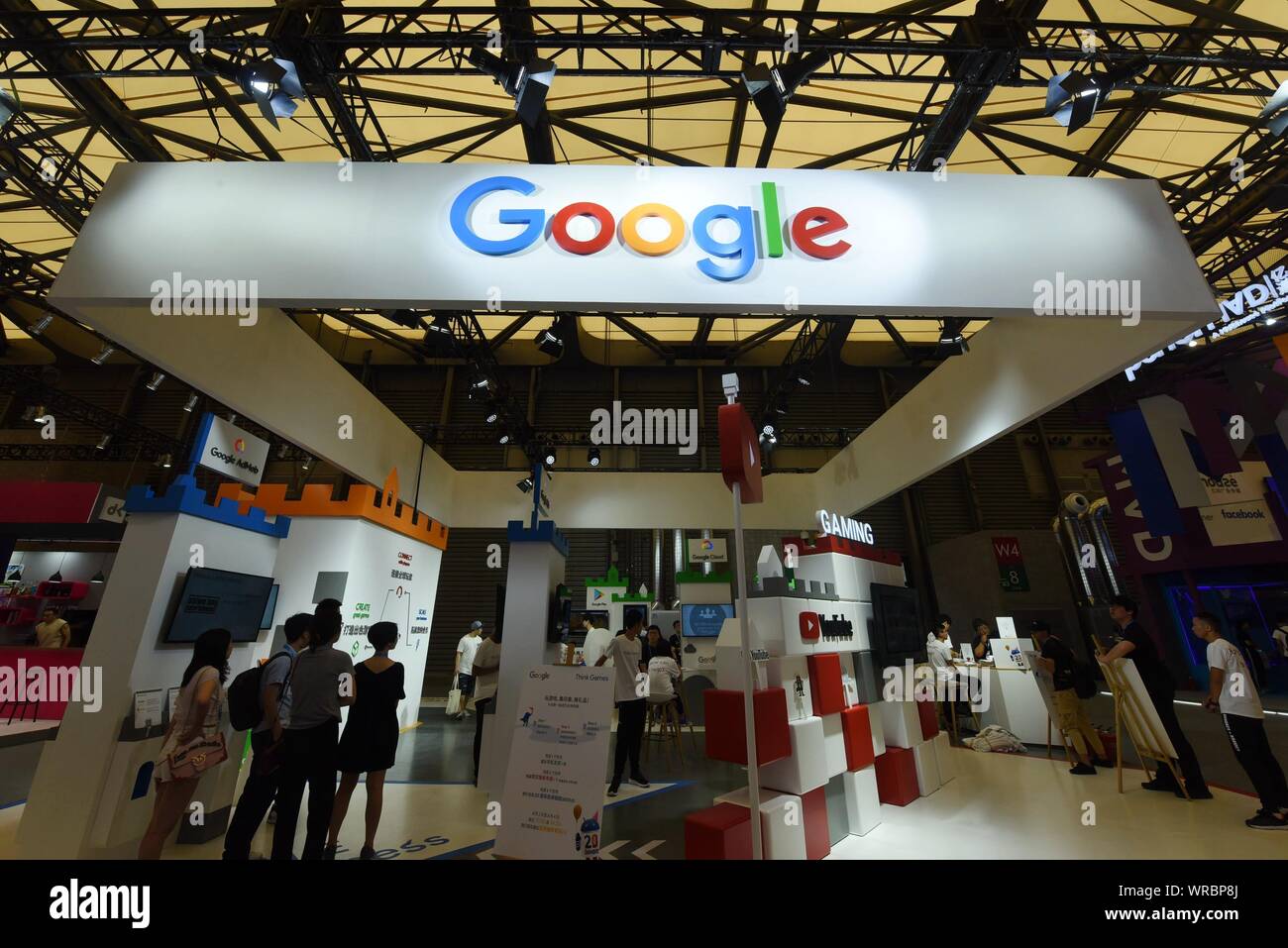 Menschen besuchen den Stand von Google während des 17 China Digital Entertainment Expo (ChinaJoy 2019) in Shanghai, China, August 2nd, 2019. Stockfoto