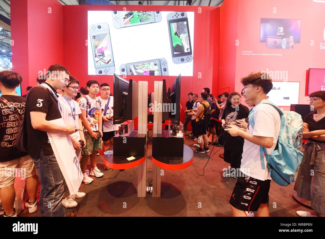 Besucher versuchen, elektronische Spiele auf nintendo Schalter Spielkonsolen im 17. China Digital Entertainment Expo (ChinaJoy 2019) in Shanghai, Chi Stockfoto