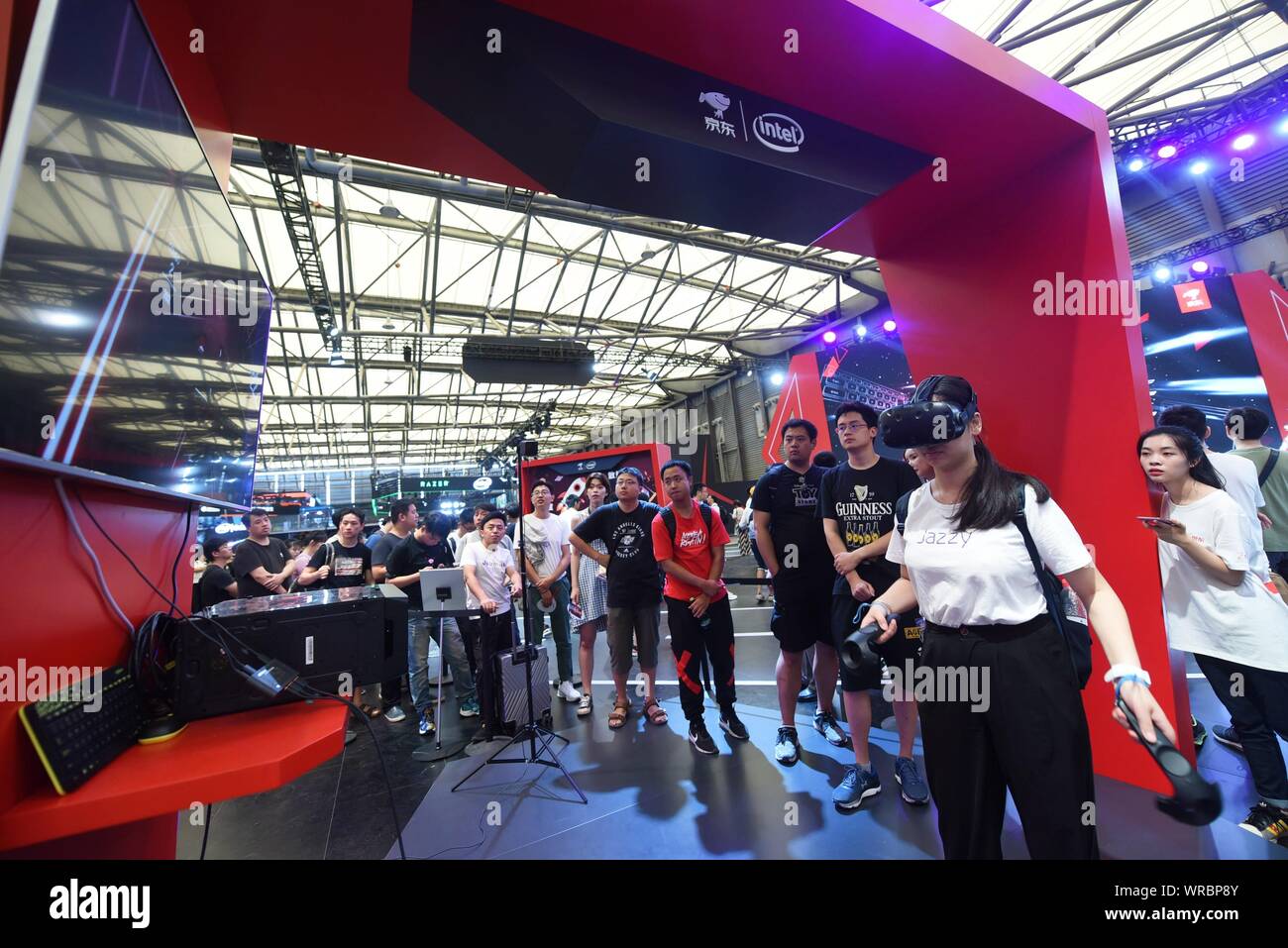 Besucher Warteschlange aus einem VR (Virtual Reality) Spiel im 17. China Digital Entertainment Expo (ChinaJoy 2019) in Shanghai, China, zu versuchen, August Stockfoto