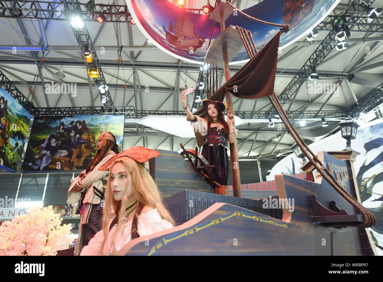 Showgirls und Modelle als Figuren im Film Serie 'Fluch der Karibik' während des 17. China Digital Entertainment Expo (ChinaJoy 2019 gekleidet Stockfoto