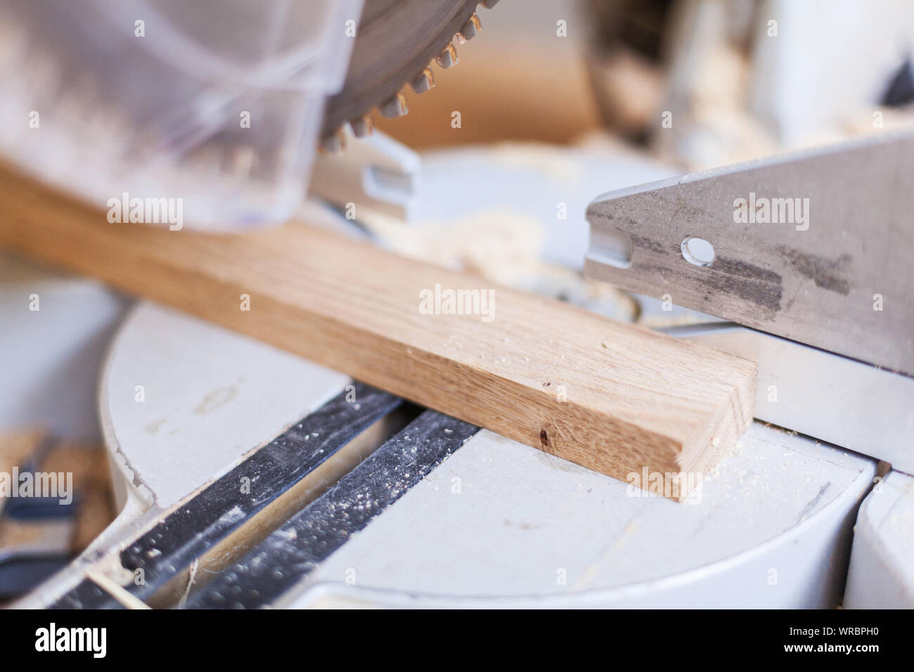 Chop Sägeschnitt Holz mit Säge mit Sägeblatt geschnitten Stück Holz in der Werkstatt Holz, verkürzen Stockfoto
