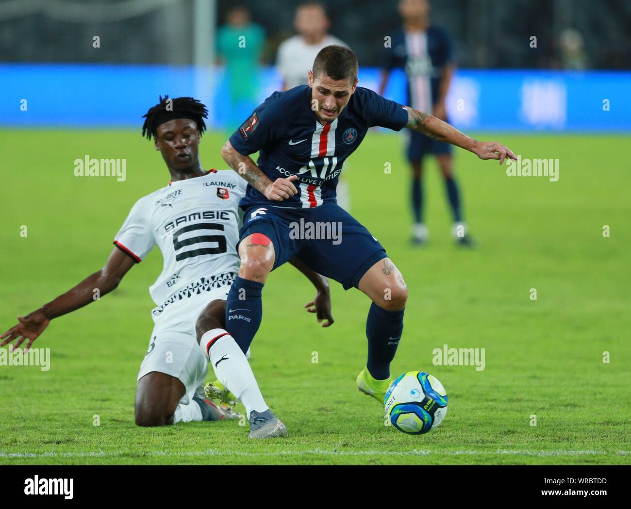Marco Verratti, rechts, von Paris Saint-Germain Herausforderungen Eduardo Camavinga Stade Rennais während der Trophee des Champions (Champion's Trophy) übereinstimmen Stockfoto
