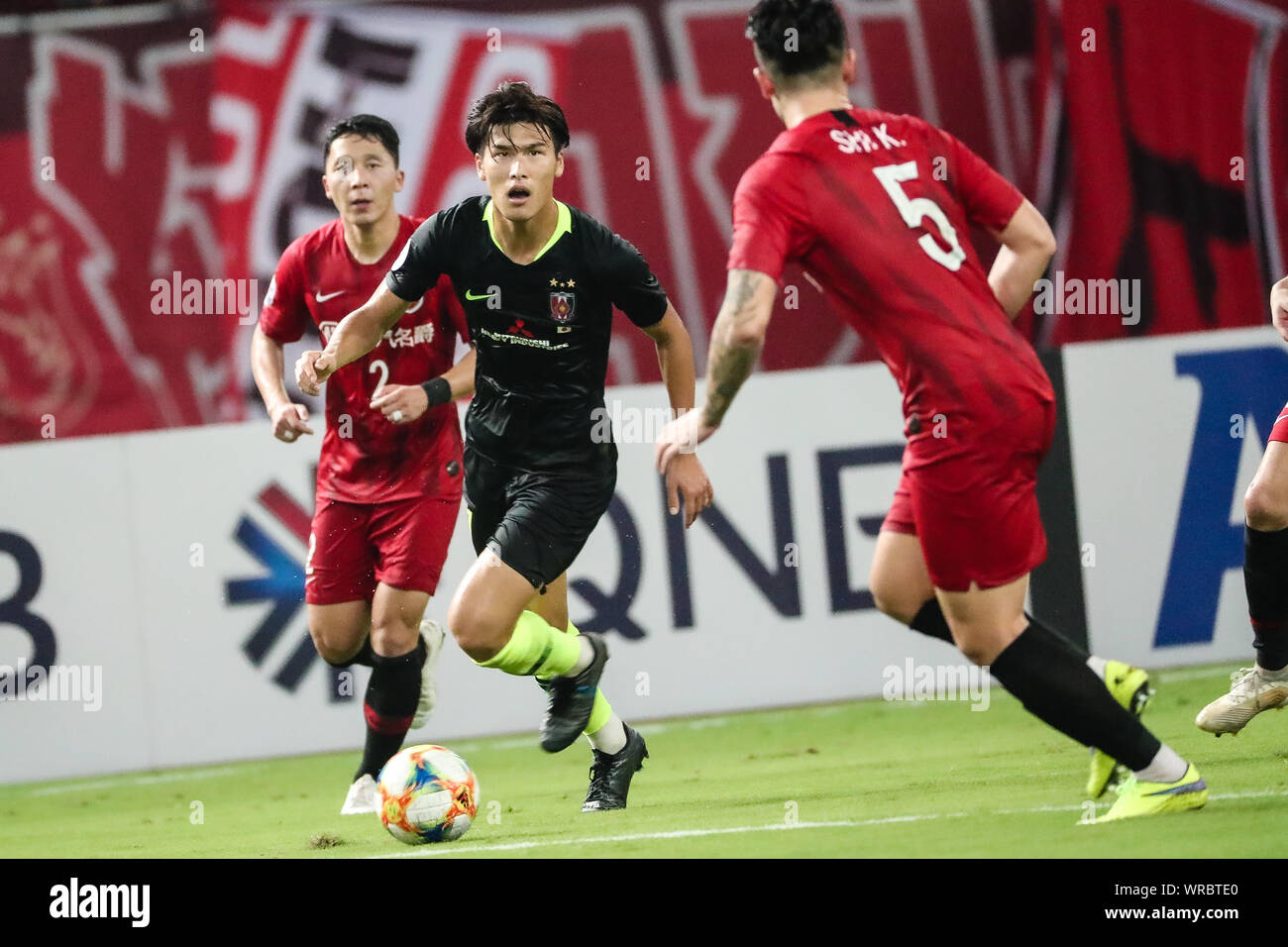 Daiki Hashioka, Mitte, der Urawa Red Diamonds dribbelt gegen Shanghai SIPG während ihrer ersten Match in der AFC Champions League 2019 quaterfinal in Stockfoto