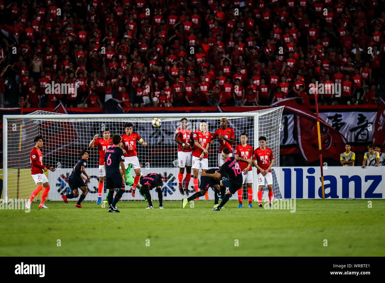 Serginho von Japans Kashima Antlers spielt einen Freistoß gegen die chinesischen Guangzhou Evergrande während ihrer ersten Match des AFC Champoins League 2019 q Stockfoto