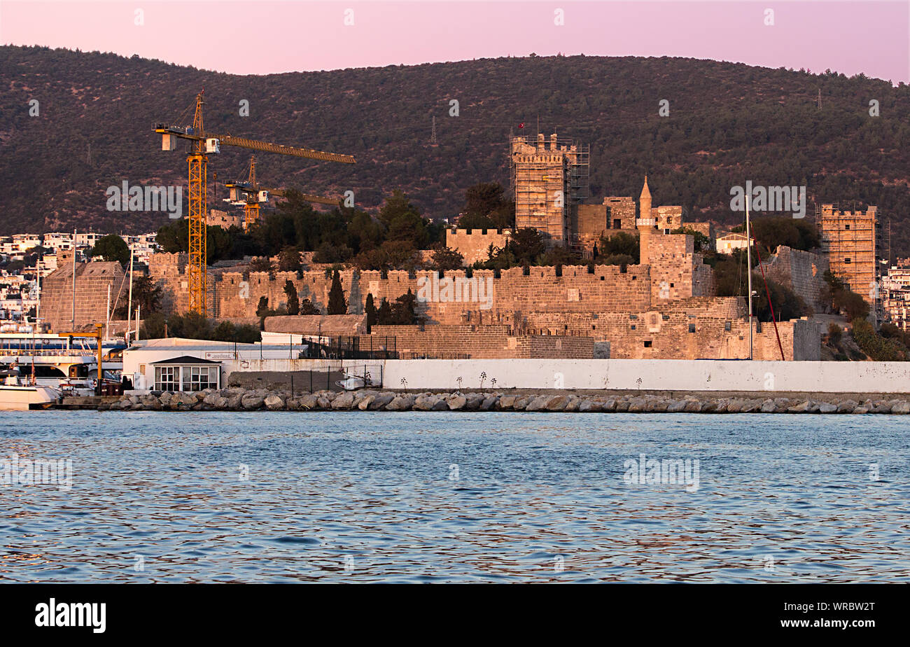 Die Burg von Bodrum Wiederherstellung in Bearbeitung, aus der Ferne am Abend Sonne. Stockfoto