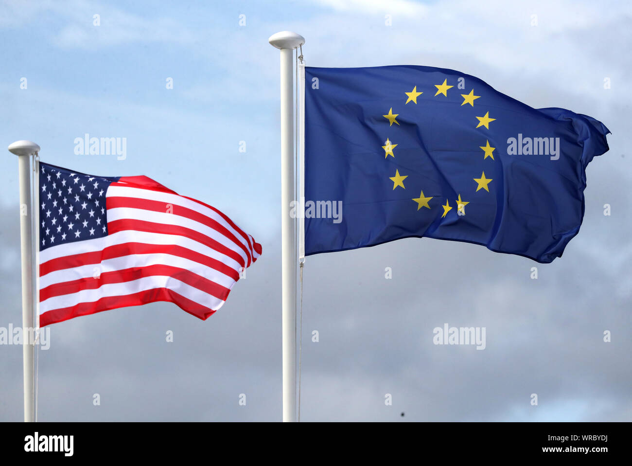 Die USA-Flagge und die Fahne der Europäischen Union während der Vorschau Tag zwei des Solheim Cup 2019 in Gleneagles Golf Club, Auchterarder. Stockfoto