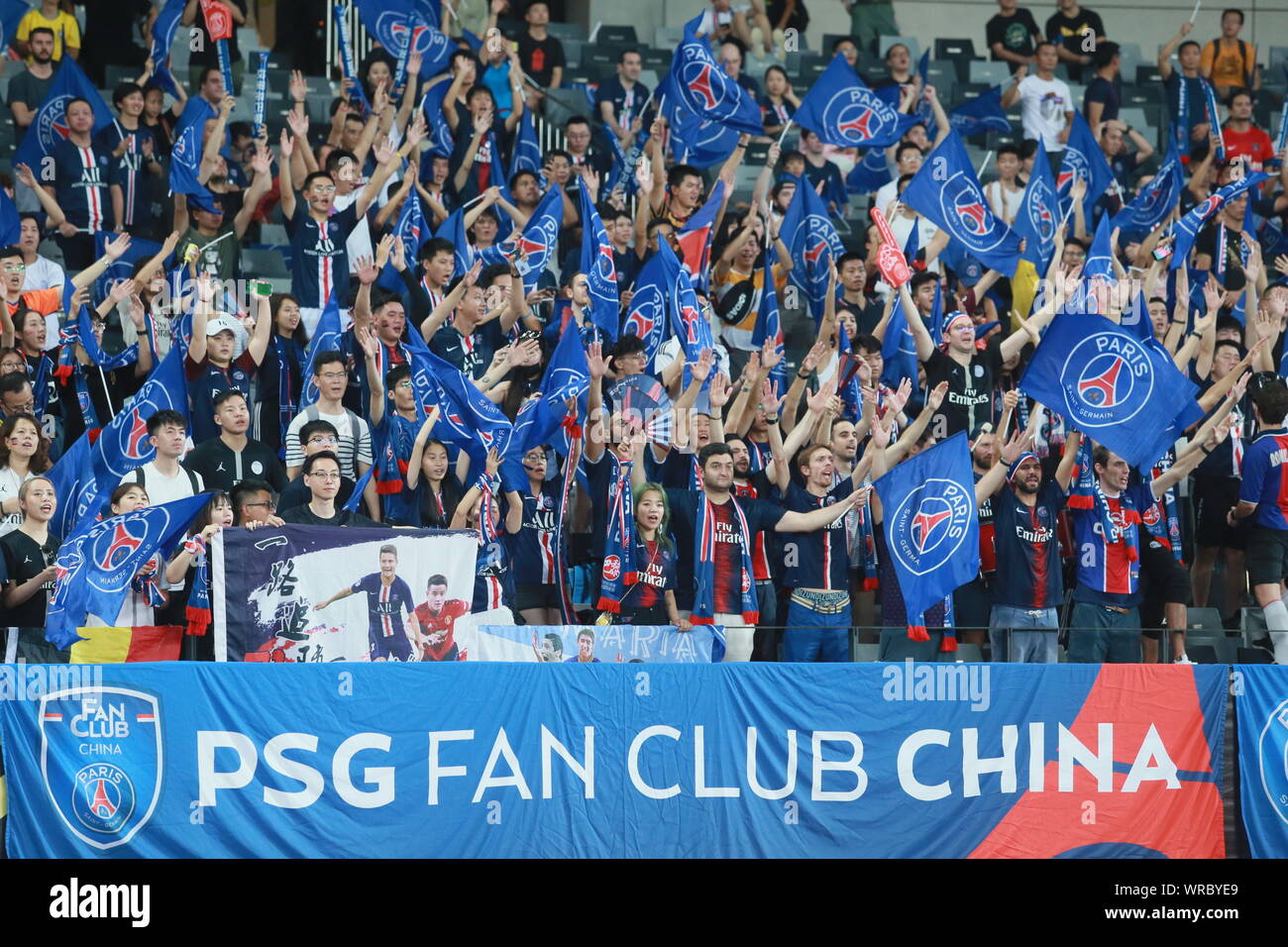 Fans von PSG Fan Club China aufzumuntern, für Paris Saint-Germain's Sieg über Stade Rennais zu gewinnen Die Trophee des Champions (Champion's Trophy) übereinstimmen Stockfoto