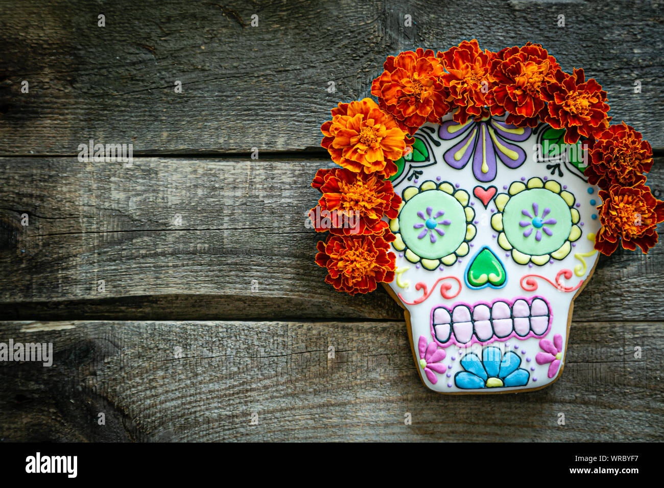 Tag der Toten Konzept Dia de los Muertos - Schädel formen Cookie mit Ringelblume Blumen Stockfoto