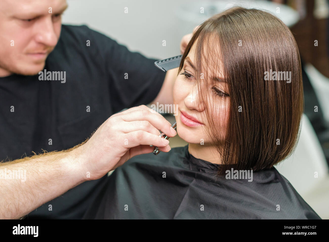 Professionelle Friseur Haare Schneiden Des Kunden In Einem Schonheitssalon Kurze Frisur Machen Stockfotografie Alamy