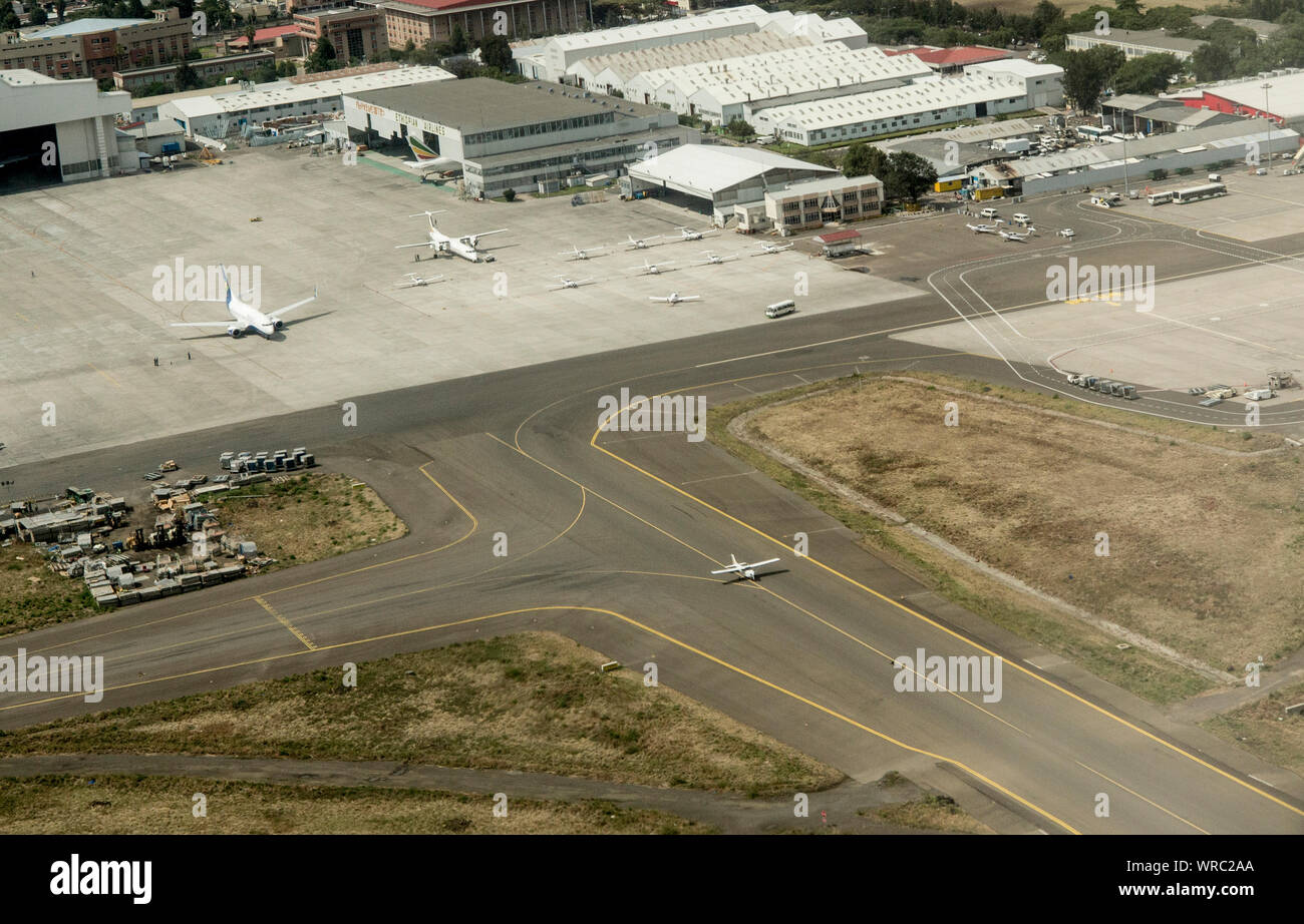 ADDIS ABEBA, Äthiopien - März 25, 2017: Ein luftbild von Addis Abeba Bole International Airport und dem Asphalt mit Flugzeugen. Stockfoto