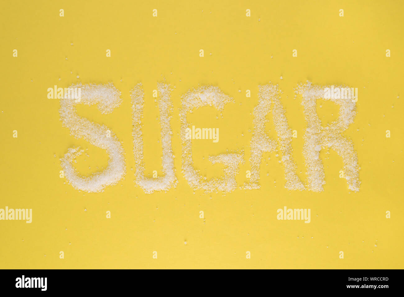 Zucker auf gelben Hintergrund geschrieben. Konzept der Diabetes, ungesunde Ernährung und Gesundheit Stockfoto