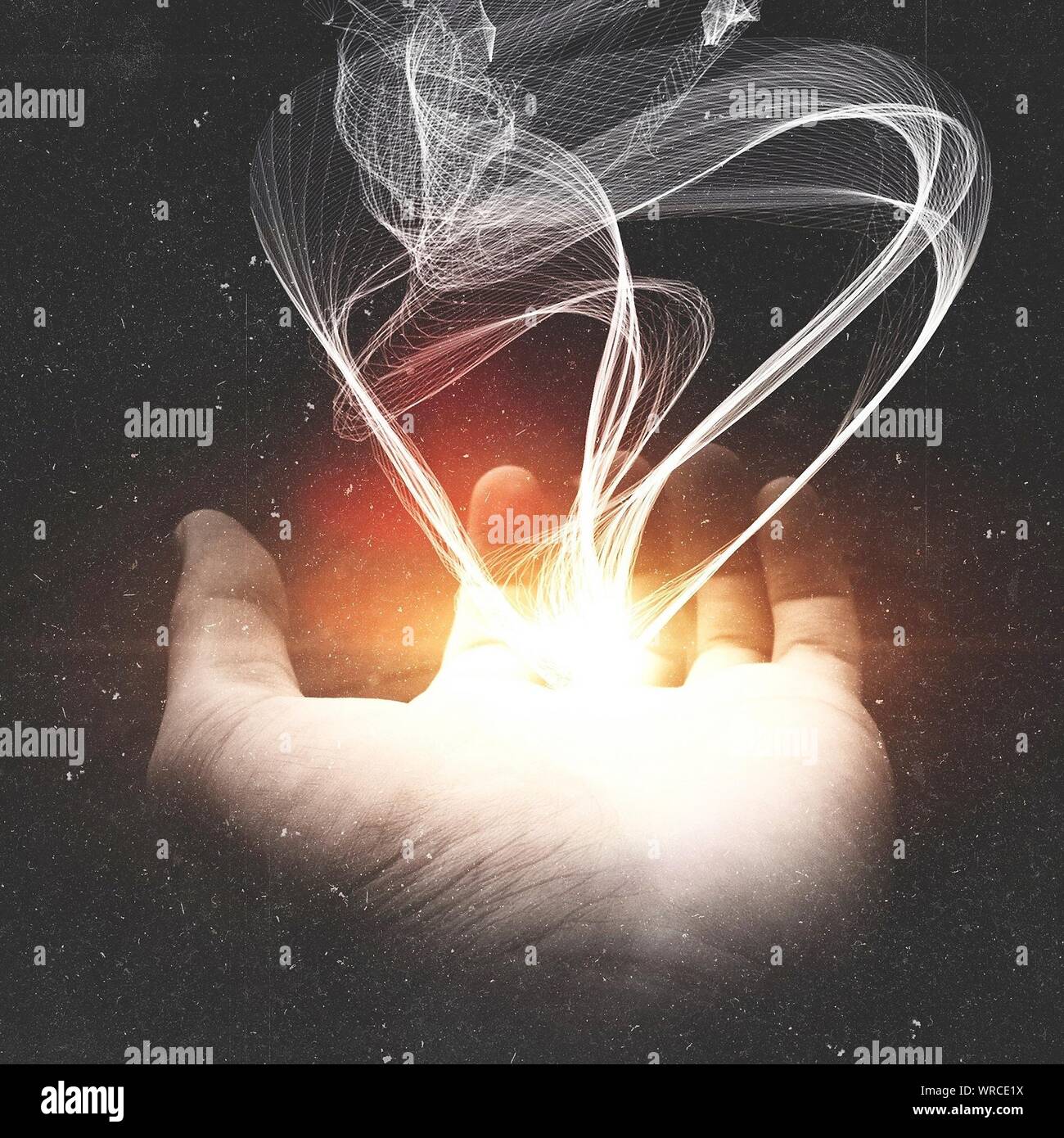 Digital generiert der Rauch ausstoßen von glühenden Hand vor schwarzem Hintergrund Stockfoto