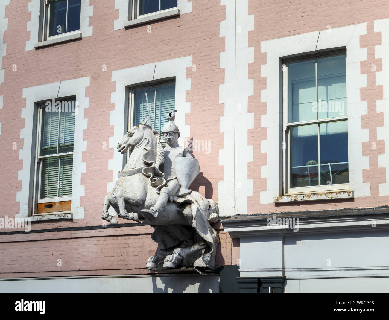 Statue eines montierten Ritter auf einem Pferd auf dem ehemaligen White Horse Hotel in High Stree, High Street, Guildford, Surrey, Südosten, England, Grossbritannien Stockfoto