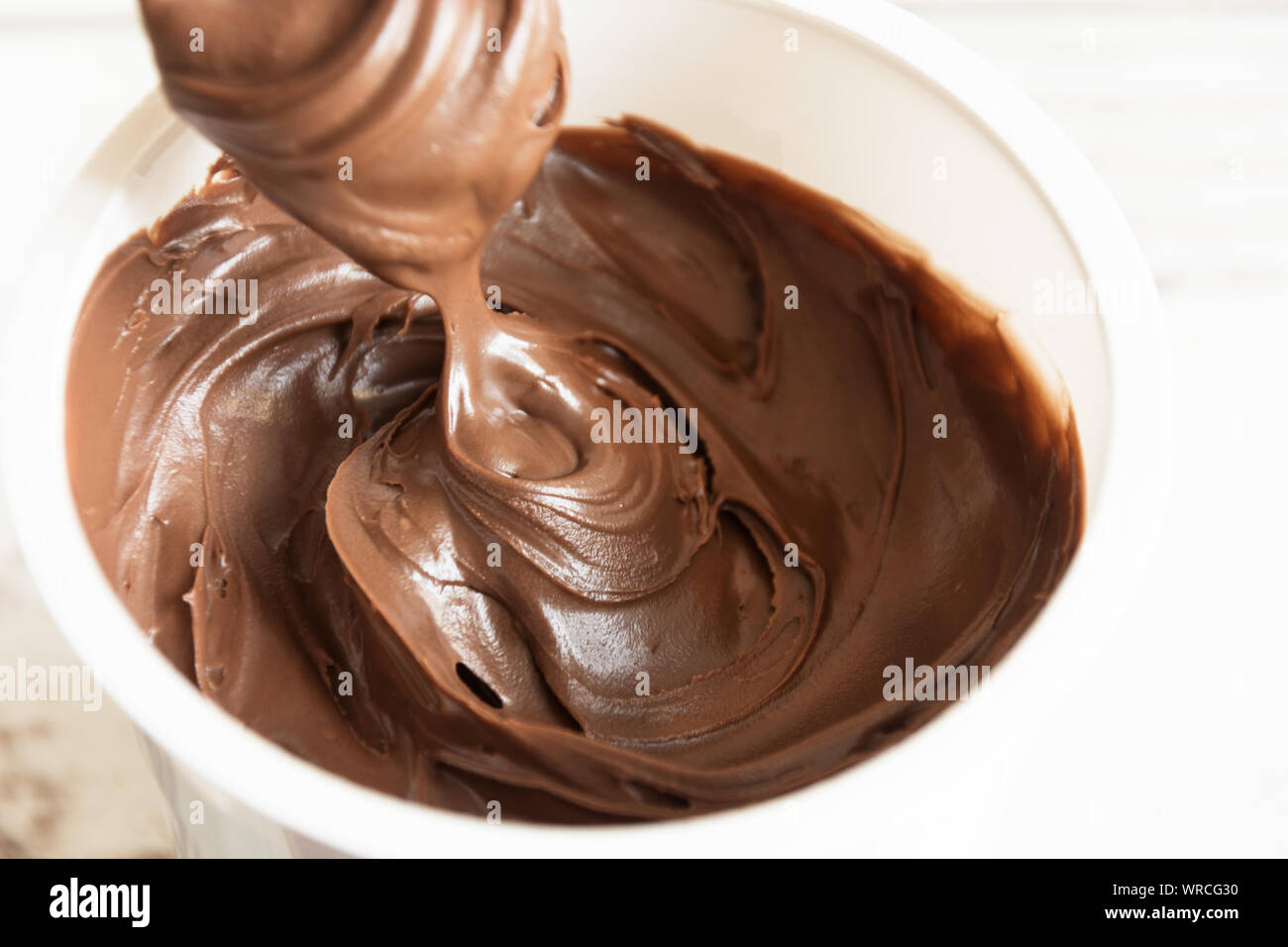 Chocolate Cream Dessert wirbelnden in eine weiße Platte. Stockfoto