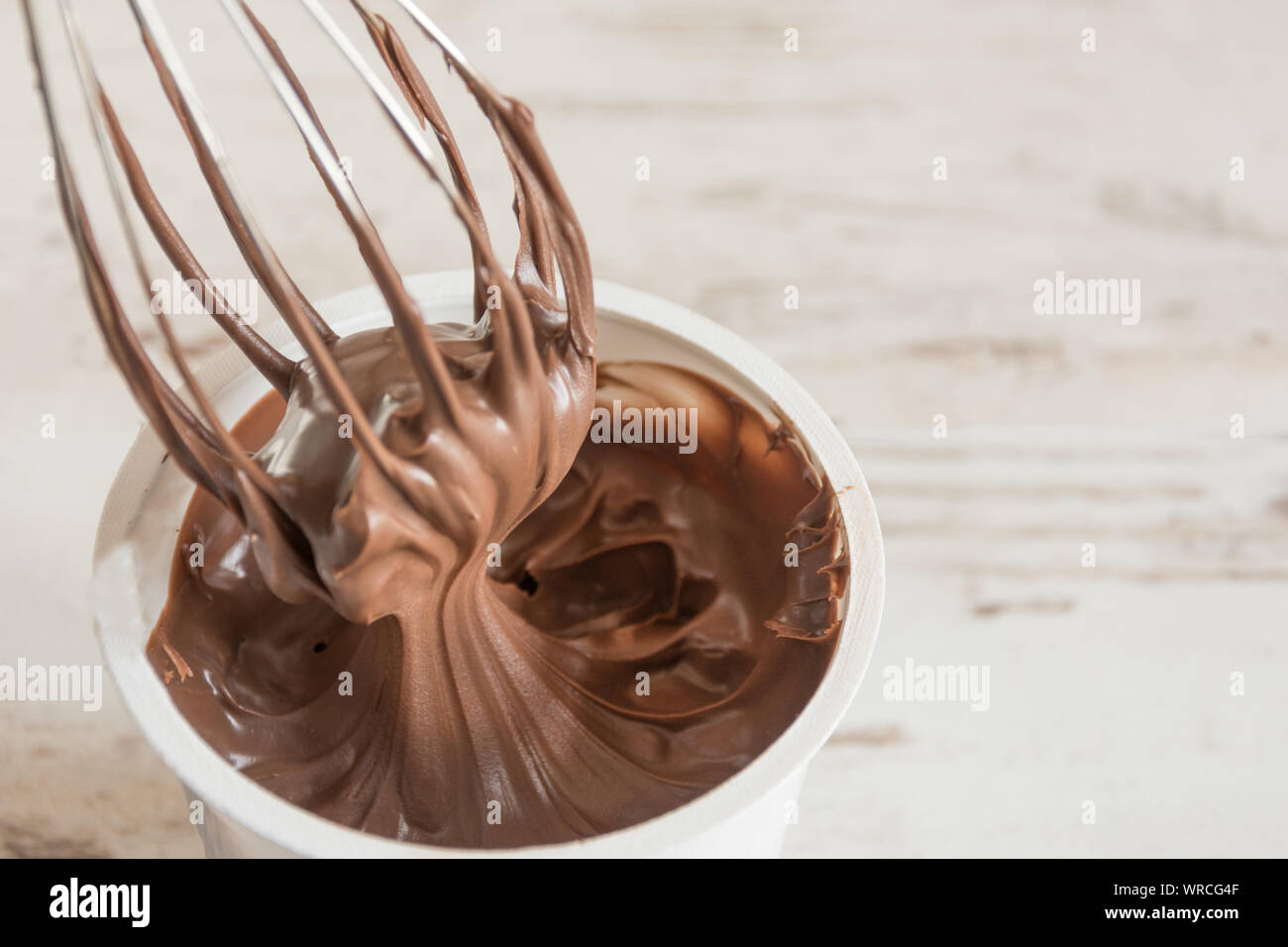 Chocolate Cream Dessert wirbelnden in eine weiße Platte. Stockfoto