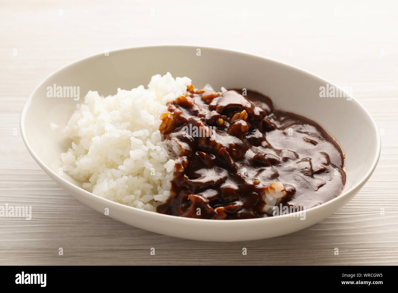 Platte von Hayashi Curry Reis auf Holz Tisch isoliert Stockfoto