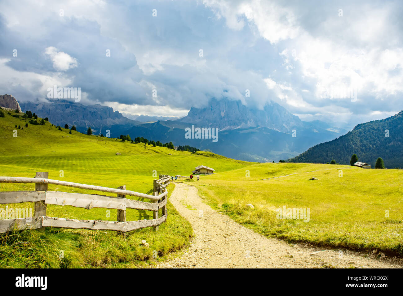 Sommer Landschaft der Dolomiten mit touristischen Straße, Puez Geisler, Südtirol, Dolomiten, Italien Stockfoto