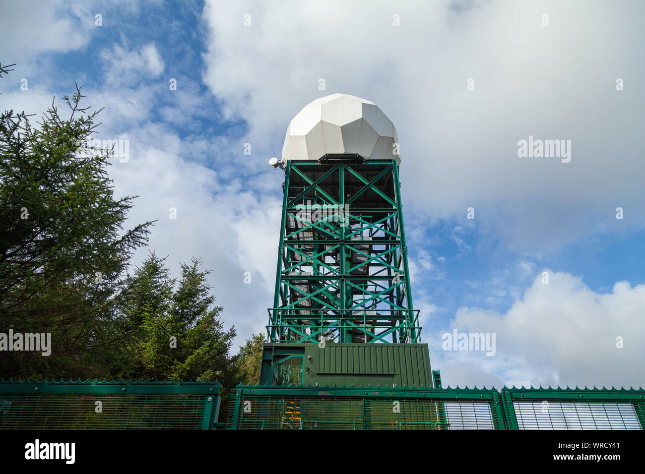 Met Office Wetterradar auf Munduff Hill in der Nähe von Scotlandwell mit Blick auf Loch Leven Schottland. Stockfoto