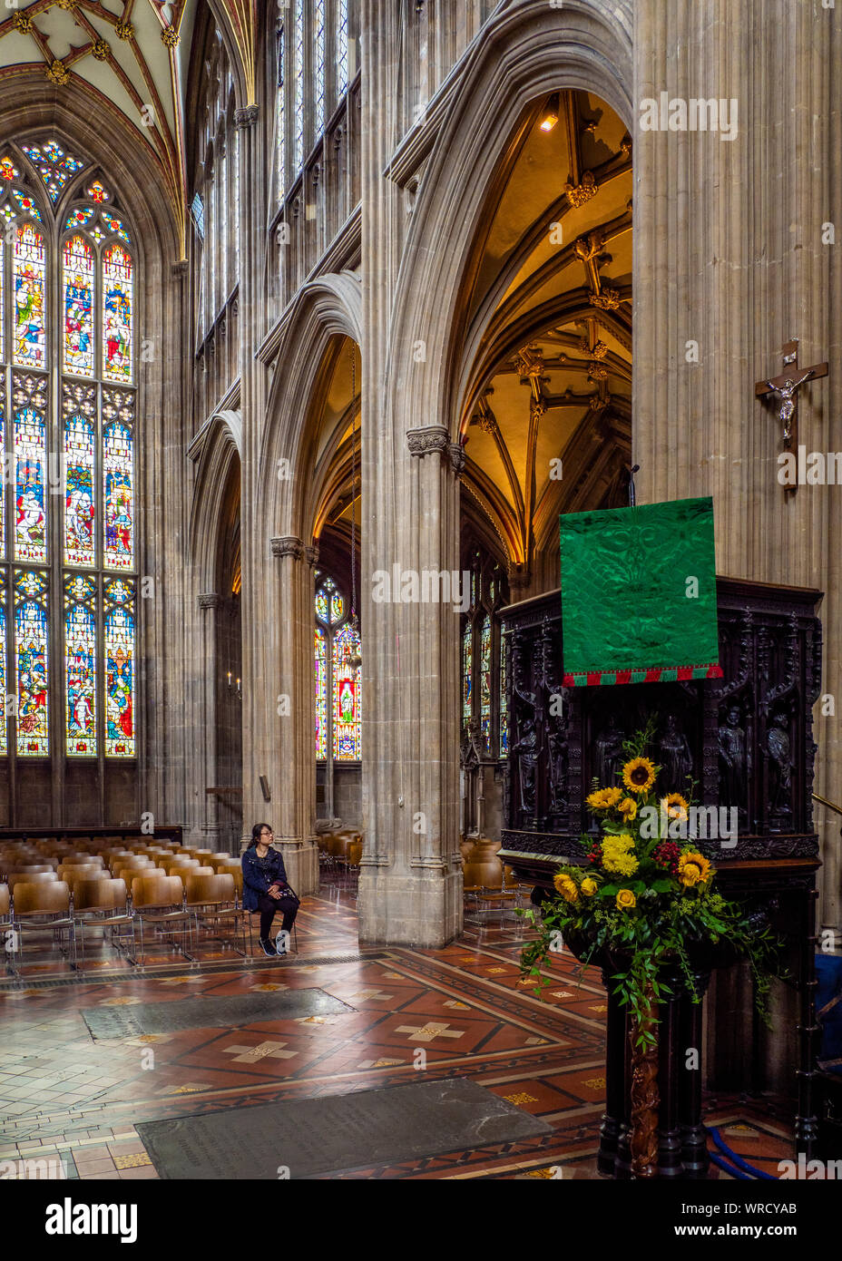 Besucher genießen die Ruhe, die in St Mary Redcliffe Kirche Bristol UK. Stockfoto