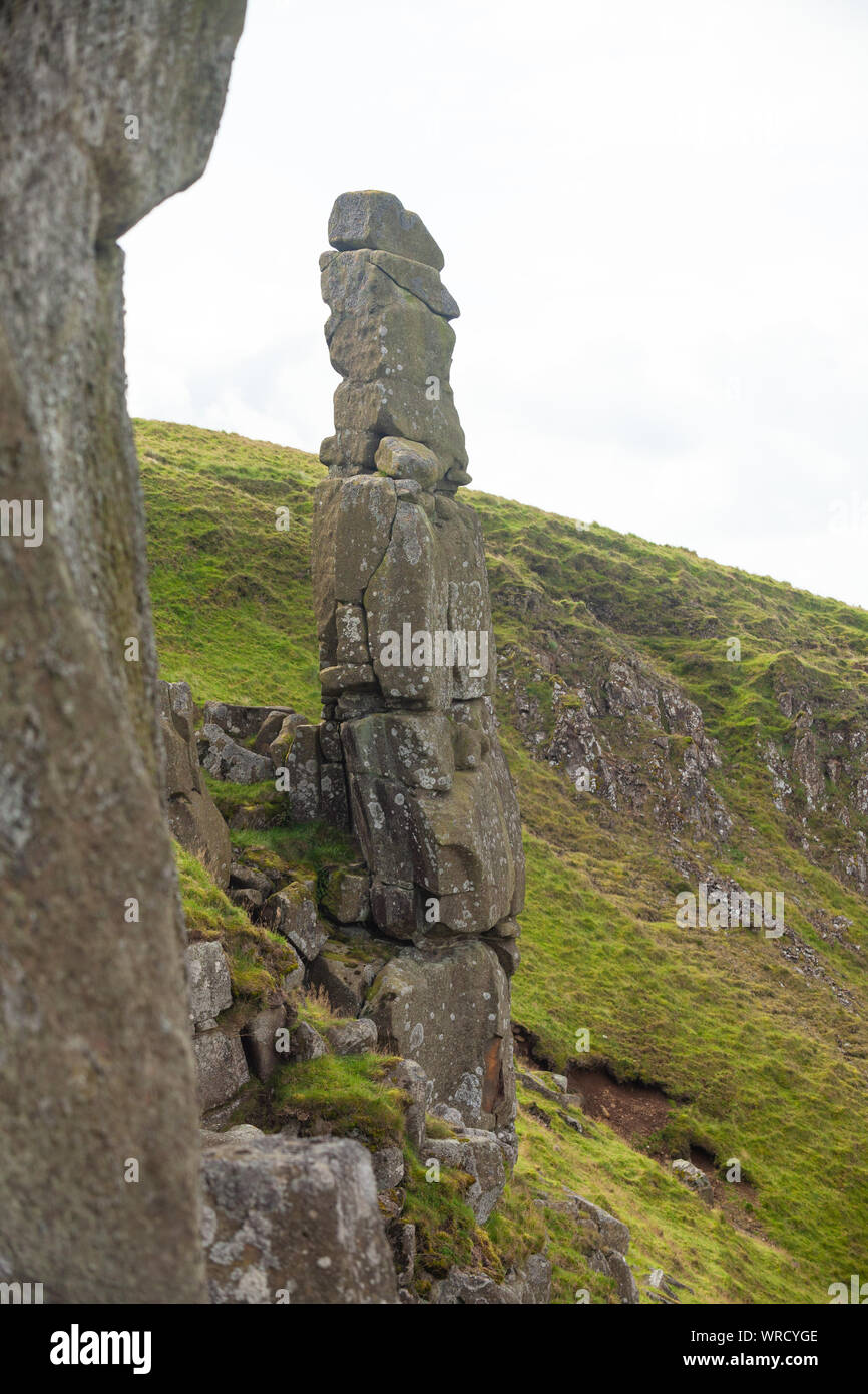 Mit Blick auf die Naturstein Bergspitze Carlin Maggie auf Bishop Hill, Perth und Kinross, Schottland Stockfoto