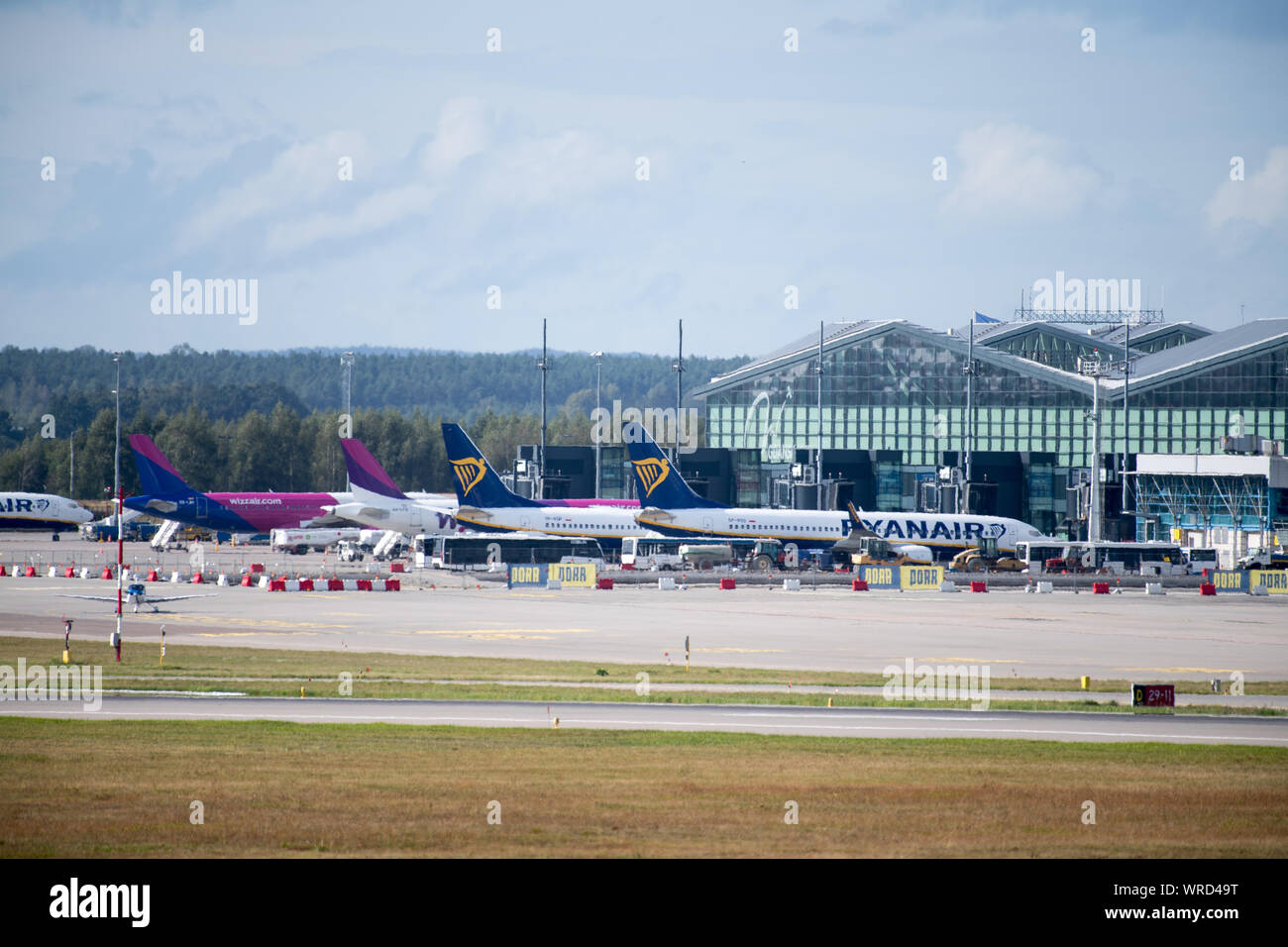 Low Cost Airline Ryanair Boeing 737-800 Flugzeuge und Low Cost Airline Wizz Air Airbus A320-200 in Danzig Lech Walesa Flughafen in Danzig, Polen. Septem Stockfoto