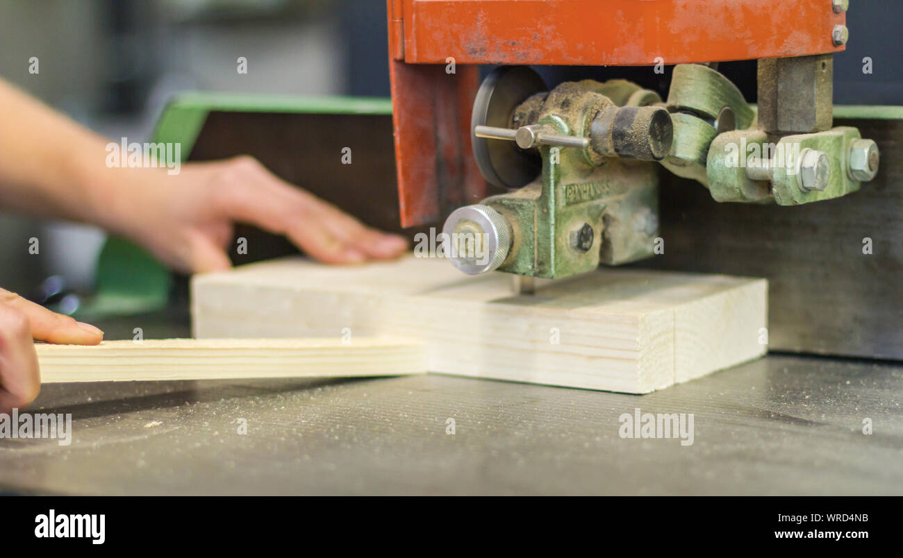 Bandsäge Holz schneiden Tischlerei Sägen Handwerk Industrie Grün Orangerot Stockfoto