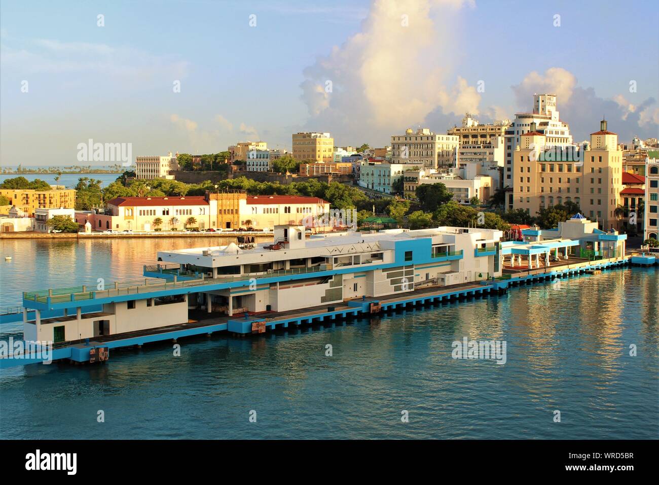 Morgen Blick auf den Hafen von San Juan, der auch die Hauptstadt von Puerto Rico. Foto von einem neu ankommenden Kreuzfahrtschiffe im Hafen angedockt. Stockfoto