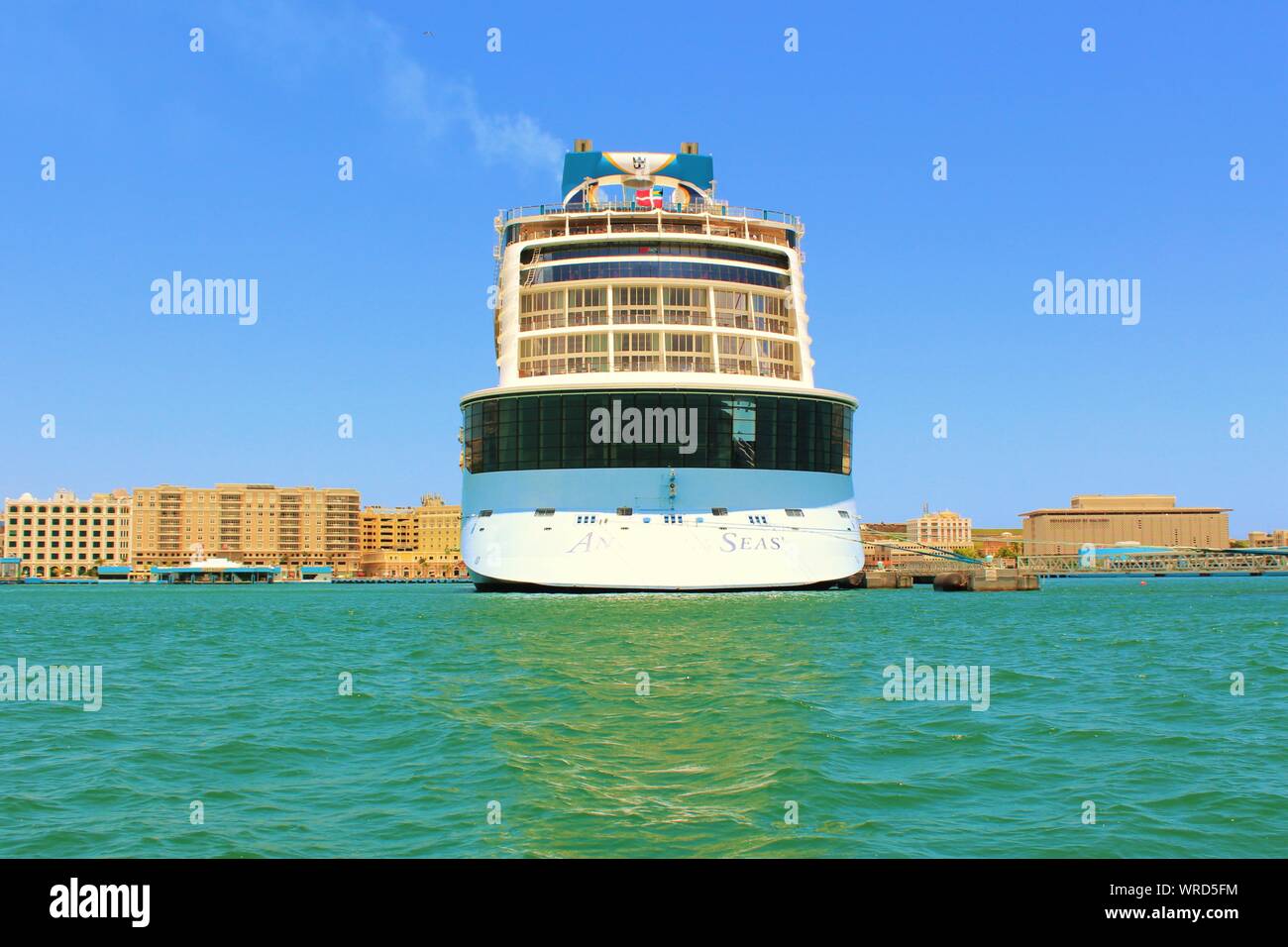 Die Royal Caribbean Hymne der Meere Kreuzfahrt Schiff angedockt in San Juan, Puerto Rico. Stockfoto