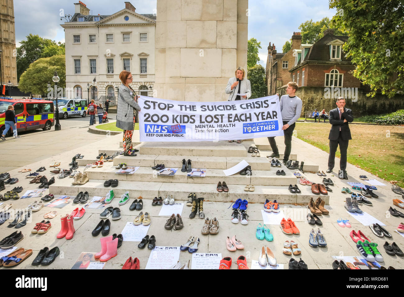 Westminster, London, Großbritannien. 10. Sep 2019. Für die Welt der Suizidprävention Tag und Tag der seelischen Gesundheit am 10 Sep 2019, Aktivisten aus Gesundheit Kampagnen zusammen, einschließlich Shadow Gesundheit Sekretärin Jon Ashworth, MP (Arbeit), Protest außerhalb des Parlaments mit einem top der Selbstmord Krise - 200 Kinder verloren jedes Jahr' Banner und hand Notizen von Beiträgen zu den Themen geschrieben, zusammen mit ein paar Schuhe für jede Person. Credit: Imageplotter/Alamy leben Nachrichten Stockfoto