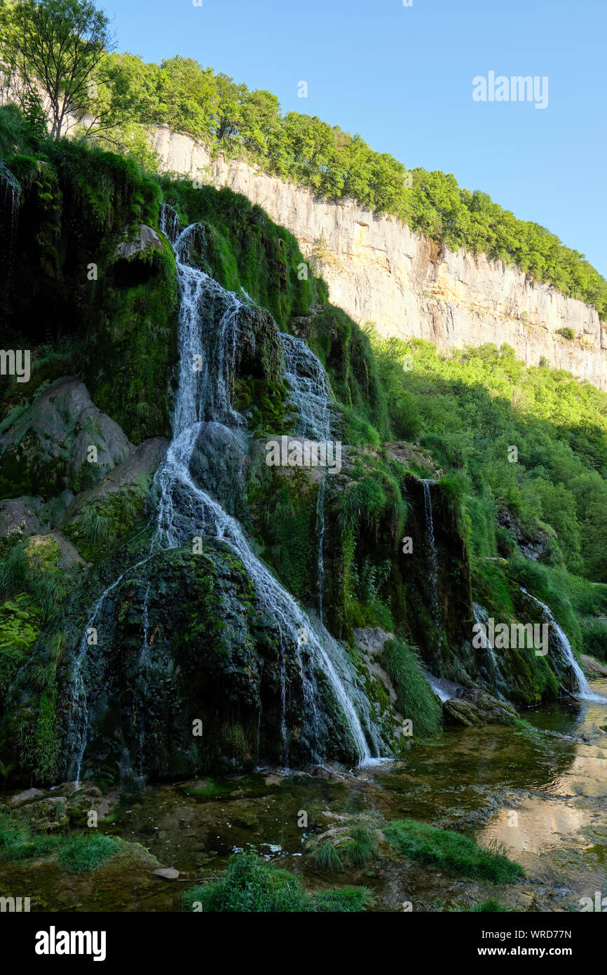 Cascade Les Tufs oder Cascade Baume les Messieurs Wasserfall und Karst Kalkfelsen von Dard river valley Franche Comte/Jura, Frankreich. Stockfoto